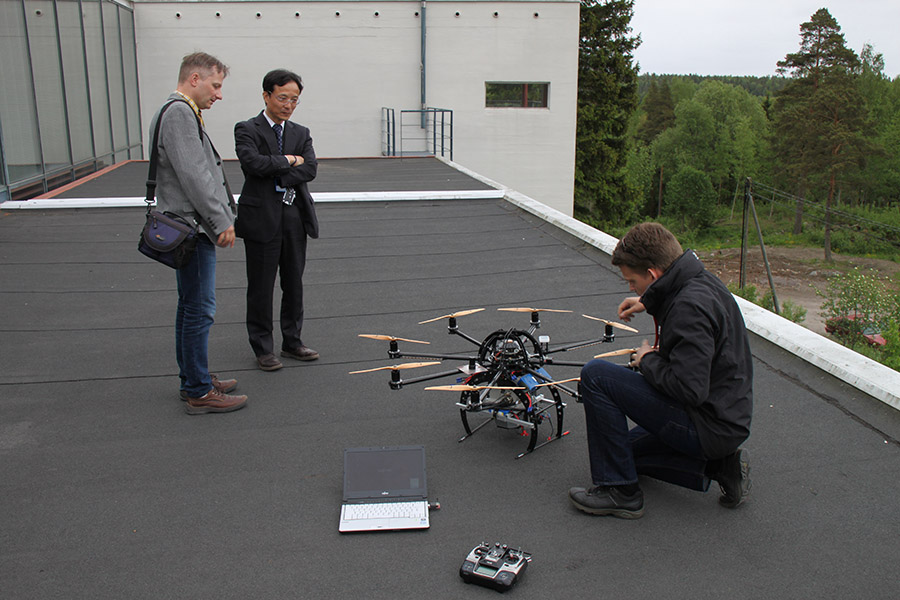 FGI International Cooperation guests looking at research equipment